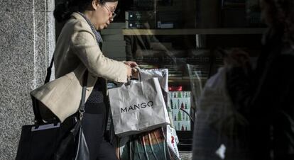 En la imagen, compras en una de las áreas comerciales de Madrid.