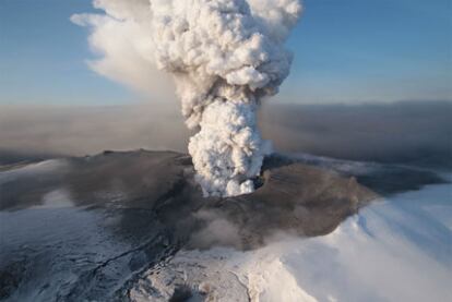 Vista aérea tomada ayer de la descomunal nube de ceniza que emerge del cráter del Eyjafjalla, en Islandia.