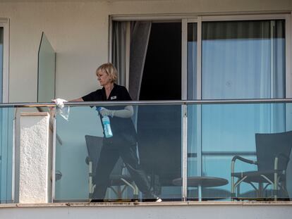 Una camarera de piso trabajando en un Hotel de Camp de Mar, en 2019.