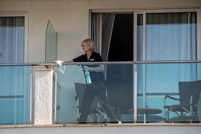 Una camarera de piso trabajando en un Hotel de Camp de Mar, en 2019.