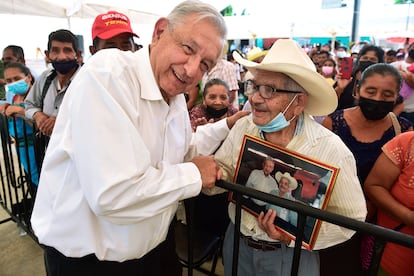 López Obrador saluda a un simpatizante durante la inauguración de una sucursal del Banco del Bienestar, en Bochil (Chiapas), en 2022.