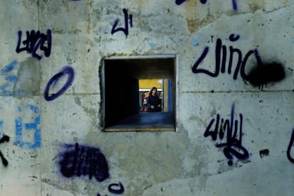 Una mujer vista a través de la pared que divide Nicosia entre las zonas grecochipriota y turcochipriota.