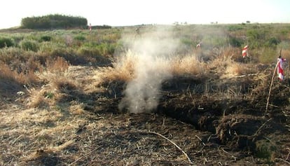 Un incendio en el Parque Nacional de las Tablas de Daimiel (Ciudad Real) en octubre de 2009.
