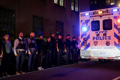 Agentes del NYPD rinden homenaje durante el traslado en ambulancia del oficial Didarul Islam, asesinado en un tiroteo este lunes en Nueva York.