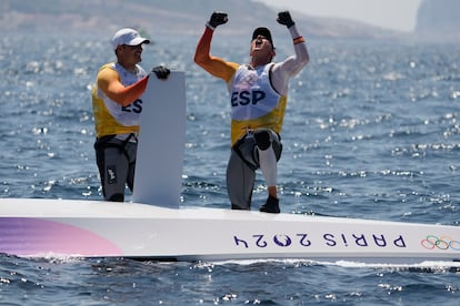 Florian Trittel y Diego Botín celebran su medalla de oro tras la carrera final de vela, este viernes.