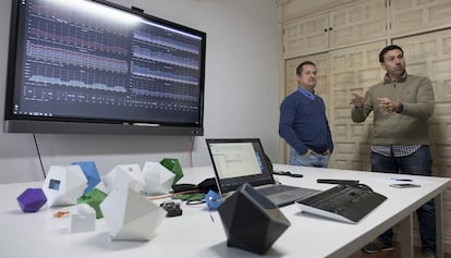 Jesús González, a la izquierda, y José Murillo, tras los sensores desarrollados y un panel de control de parte de la información recabada por el mayordomo virtual.