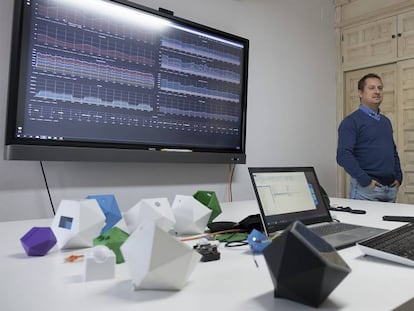 Jesús González, a la izquierda, y José Murillo, tras los sensores desarrollados y un panel de control de parte de la información recabada por el mayordomo virtual.