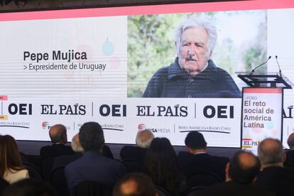 José Mujica, expresidente de Uruguay, durante su participación en el foro 'El reto social de América Latina' en Santiago de Chile, este viernes.