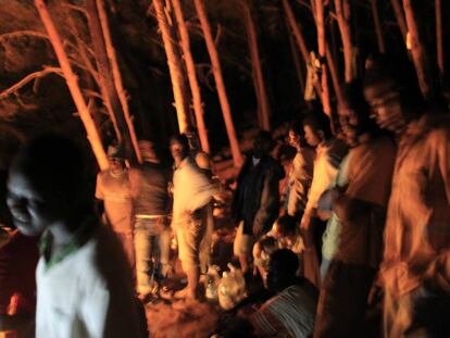 Cena en el monte Gurug&uacute; (Marruecos), donde viven centenares de inmigrantes africanos a la espera de saltar la valla de Melilla.