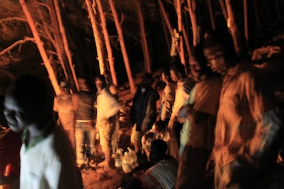 Cena en el monte Gurug&uacute; (Marruecos), donde viven centenares de inmigrantes africanos a la espera de saltar la valla de Melilla.