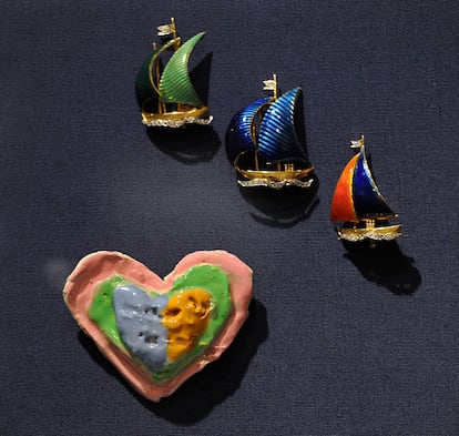 El corazón de colores se lo hizo su hija con cinco años y se lo ponía siempre en el día de San Valentín. Decía que era el favorito de toda su colección. Los tres barcos representaban a sus tres hijas.