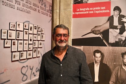 Joan Fontcuberta con algunas de las fotografías que se pueden ver en La Virreina.