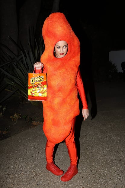 Uno de sus disfraces de Halloween más comentados fue el que decidió lucir en la fiesta organizada por la actriz Kate Hudson en 2014: Katy Perry fue un Flamin' Hot Cheeto.