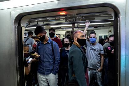 Pasajeros con mascarillas, este miércoles en la estación de metro de Sé en el centro de Sao Paulo (Brasil). Brasil registró 1.185 muertes por coronavirus en el último día, con lo que el balance total de fallecidos ascendió hasta los 53.830, mientras que el número de casos confirmados aumentó en 42.725, informo este miércoles el Gobierno.