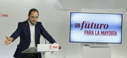 César Luena presenta la campana electoral del PSOE el martes.