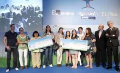 Los alumnos y la profesora del equipo ganador de la undécima edición de 'El País de los Estudiantes', del insituto Campo de San Alberto, de Noia (A Coruña). A la derecha, el ministro de Educación, José Ignacio Wert, y el director de EL PAÍS, Javier Moreno.