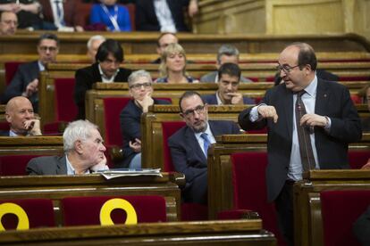 Miquel Iceta se dirige a Ernest Maragall durante el pleno en el Parlament de Cataluña.