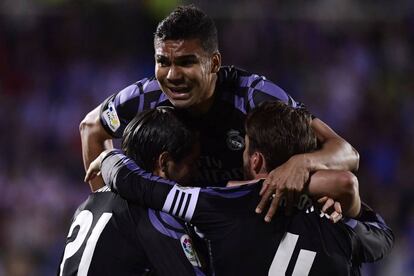 El centrocampista del Real Madrid, Casemiro, celebra el segundo gol del partido con sus compañeros.