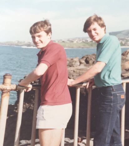 El actor Hugh Jackman, y su hermano Ralpf, en 1980.