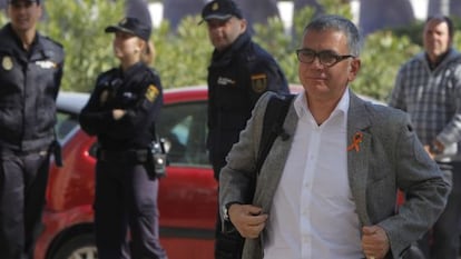 El periodista Juan Ramón Lucas a su llegada a la Ciudad de la Justicia esta mañana.