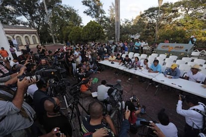 Los medios escuchan a los padres de los estudiantes en Ayotzinapa 