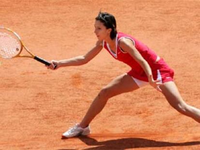 Anastasia Myskina, en una de sus voleas ganadoras en la final parisiense de ayer.