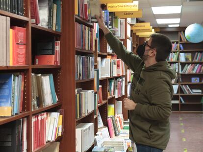 Un empleado en una librería de Logroño, La Rioja, el 22 de febrero.