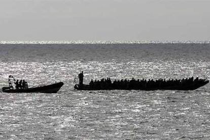 Una embarcación con 158 inmigrantes indocumentados, a su llegada ayer al puerto de Santa Cruz de Tenerife.