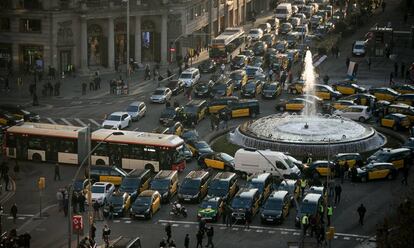 Vista general del epicentro de la protesta en Barcelona (Gran Vía con Paseo de Gracia), este lunes.