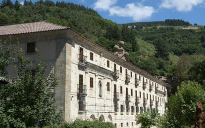 Fachada del parador de Coria, en Asturias.