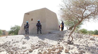 Cascos azules cerca de un mausoleo de Tombuctú.