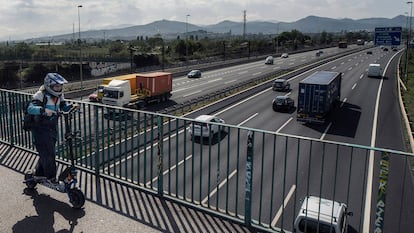 Una vecina de Cornellà usa los caminos para ir a su trabajo en El Prat con el patinete.