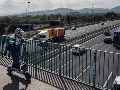 Una vecina de Cornellà usa los caminos para ir a su trabajo en El Prat con el patinete.