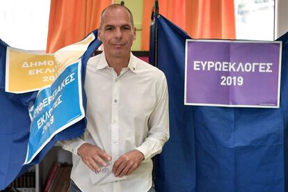 El líder del Frente de Desobediencia Realista Europea (MeRA25) y exministro de Finanzas, Yanis Varoufakis, antes de votar en un colegio electoral al sur de Atenas.