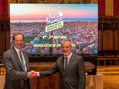 El director general del Tour de Francia, Christian Prudhomme, y el alcalde de Barcelona, Jaume Collboni, durante la presentación de este martes en el Ayuntamiento.