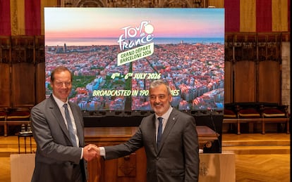 El alcalde de Barcelona junto con Christian Prudhomme, director del Tour, durante la firma del convenio en junio pasado para traer la salida del Tour de Francia de 2026 a Barcelona, en una imagen de archivo.