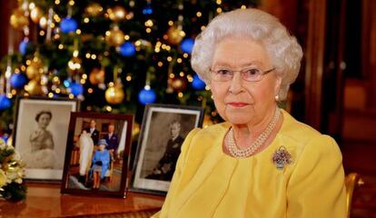 La reina Isabel II, en el palacio de Buckingham, tras su tradicional discurso de Navidad.
