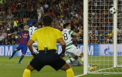 Momento en el que Lionel Messi marca el gol frente al Celtic.