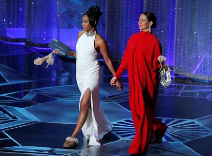 Tiffany Haddish y Maya Rudolph se quitan los tacones en el momento más reivindicativo de los Oscar.