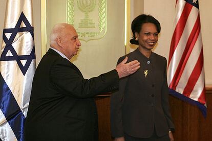 Ariel Sharon y Condoleezza Rice, antes de su reunión ayer en Jerusalén.