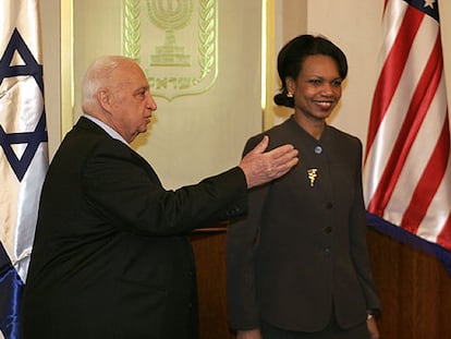 Ariel Sharon y Condoleezza Rice, antes de su reunión ayer en Jerusalén.