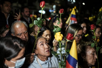 Un grupo de personas reza por la salud de Miguel Uribe fuera de la Fundación Santa Fe, en Bogotá, el miércoles.