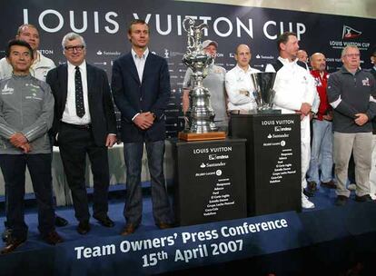 De izquierda a derecha, los propietarios de los barcos participantes: Salvatore Sarno (Shosholoza), Ralph Dommermuth (Team Germany), Patrizio Bertelli (Luna Rossa) y Ernesto Bertarelli (Alinghi, el campeón vigente). Al otro lado de las copas, Johan Stenman (Victory Challenge), Agustín Zulueta (Desafío Español), Larry Ellison (Oracle), Jim Farmer (New Zealand), Vicenzo Onorato (Mascalzone Latino), Lorenzo Rizzardi (+39) y Chaoyong Wang (China Team).