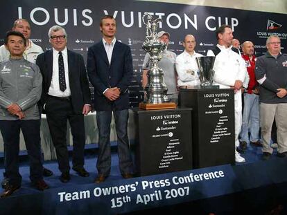 De izquierda a derecha, los propietarios de los barcos participantes: Salvatore Sarno (Shosholoza), Ralph Dommermuth (Team Germany), Patrizio Bertelli (Luna Rossa) y Ernesto Bertarelli (Alinghi, el campeón vigente). Al otro lado de las copas, Johan Stenman (Victory Challenge), Agustín Zulueta (Desafío Español), Larry Ellison (Oracle), Jim Farmer (New Zealand), Vicenzo Onorato (Mascalzone Latino), Lorenzo Rizzardi (+39) y Chaoyong Wang (China Team).