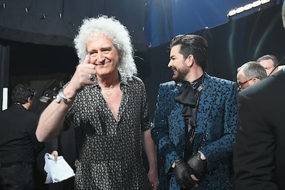 Brian May, de Queen, junto a Adam Lambert: regresan a backstage después de haber dado el pistoletazo de salida a la gala con su actuación.