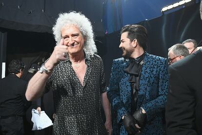 Brian May, de Queen, junto a Adam Lambert: regresan a backstage después de haber dado el pistoletazo de salida a la gala con su actuación.