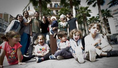 Padres e hijos del grupo de crianza Babalia, en Barcelona.