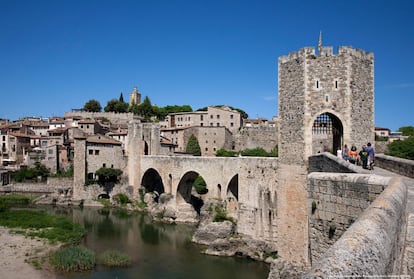 <b>Besalú</b> és una població de la comarca de la Garrotxa, situada a 150 metres d’altitud en la cruïlla de 3 comarques: Alt Empordà, Gironès i Garrotxa. La seva importància monumental ve bàsicament del seu valor com a conjunt, que la determina com una de les mostres més importants, singulars i ben conservades de la Catalunya medieval. El 1966, va ser declarat “Conjunt Històric – Artístic Nacional” pel seu gran valor arquitectònic. El pont de Besalú al llarg del temps ha estat un referent en l’imaginari col·lectiu. La bellesa i romanticisme que desprenen la seva plaça i carrers han inspirat escriptors, empreses publicitàries i han servit d’escenari per pel·lícules com El Perfum.