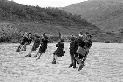 <i>Los niños van a la escuela por 'vía aérea', Giuglia, 1959</i>.