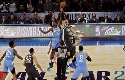 El salto inicial entre Doncic y Fox.